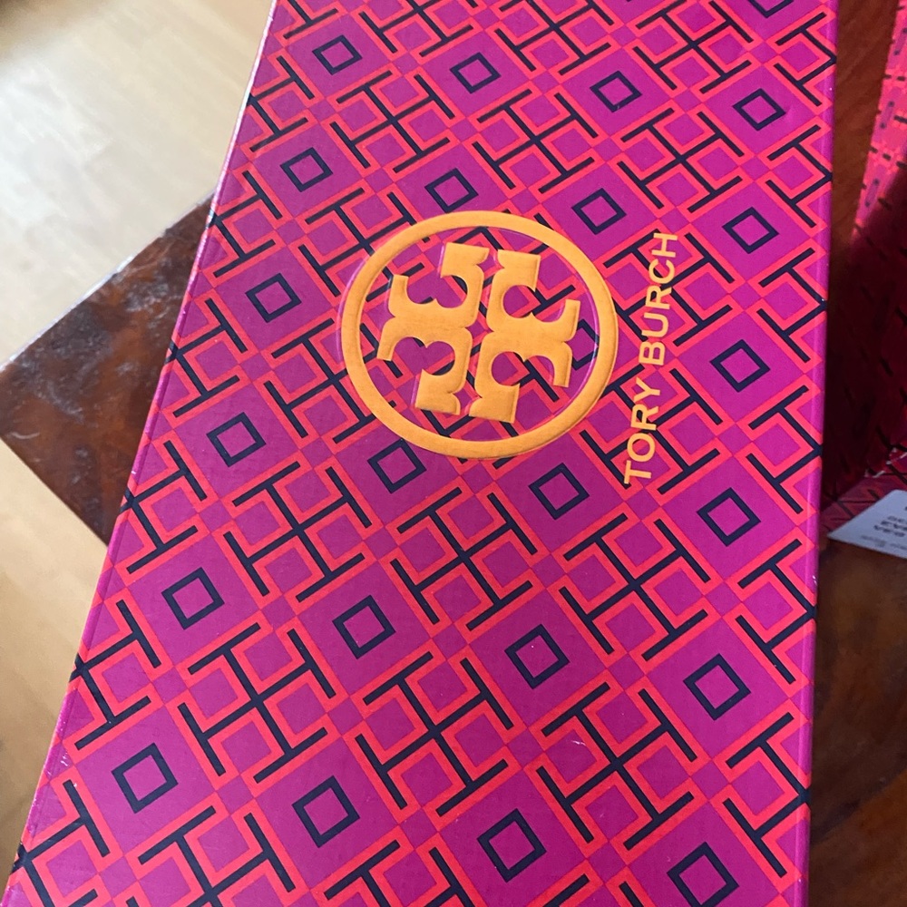 Tory Burch‎ Black Flats with Gold Logo - Picture 2 of 5